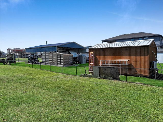 852 S Selwyn, Crystal Beach, TX 77650