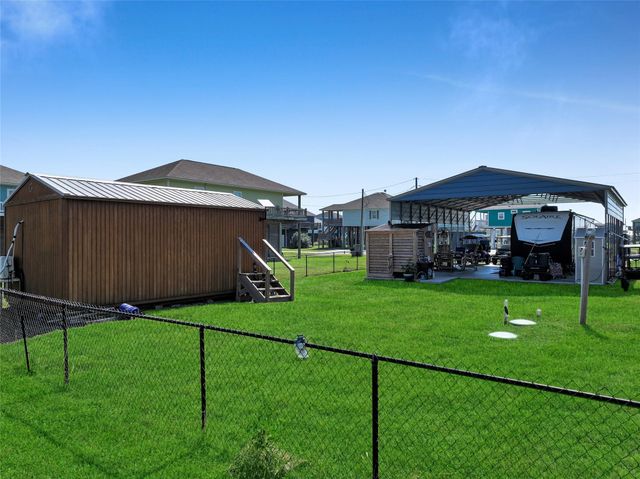 852 S Selwyn, Crystal Beach, TX 77650