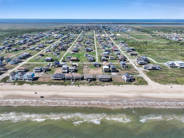 852 S Selwyn, Crystal Beach, TX 77650