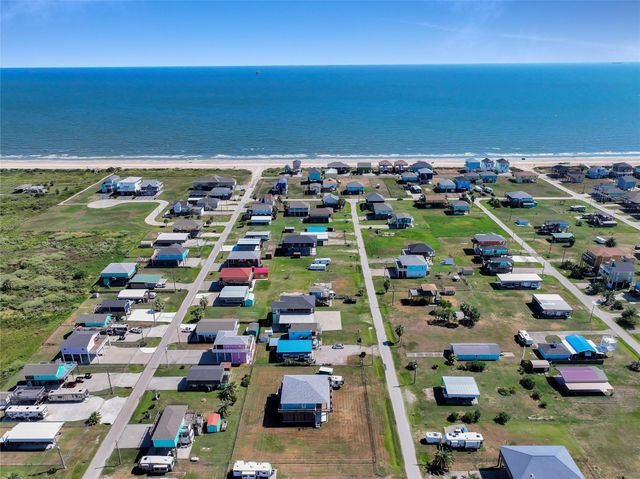 852 S Selwyn, Crystal Beach, TX 77650