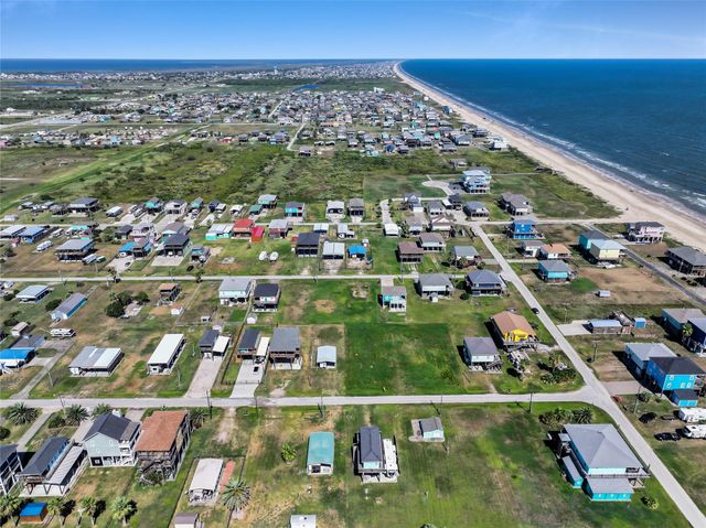 852 S Selwyn, Crystal Beach, TX 77650