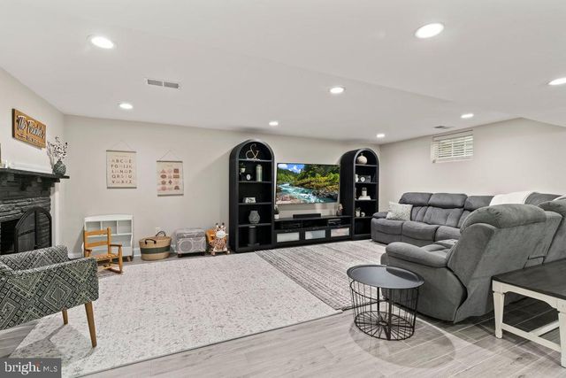 320 KENT RD, Broomall, PA 19008