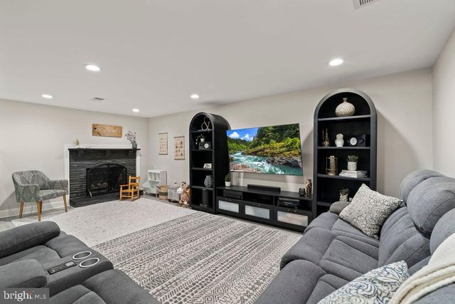 320 KENT RD, Broomall, PA 19008