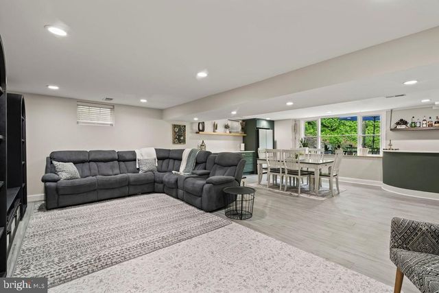 320 KENT RD, Broomall, PA 19008