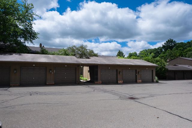 672 Greenhills Drive, Ann Arbor, MI 48105