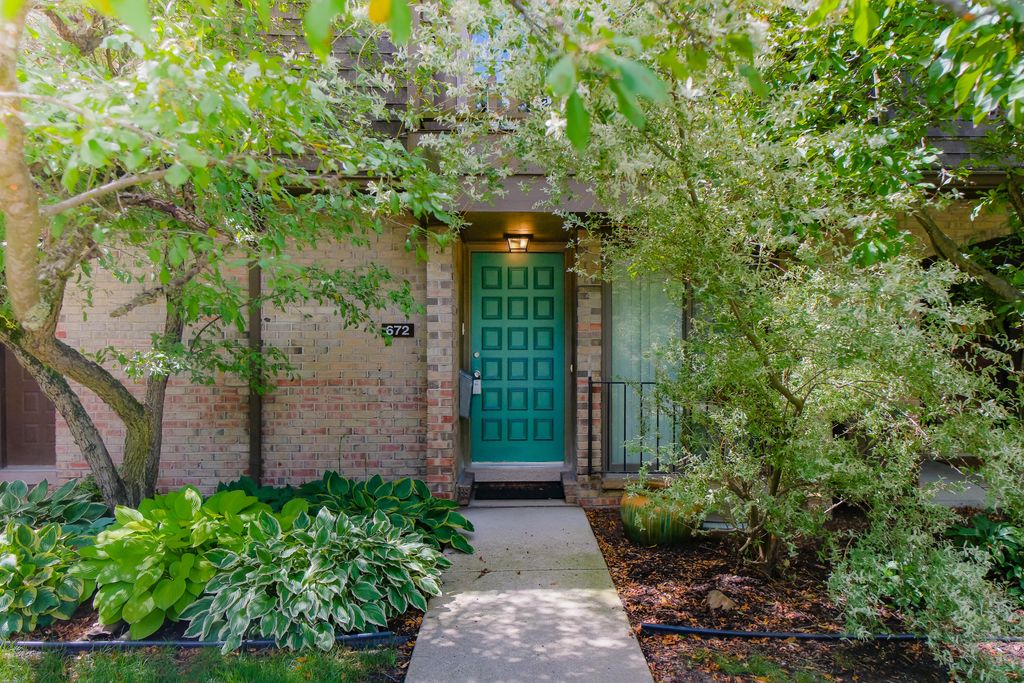 672 Greenhills Drive, Ann Arbor, MI 48105