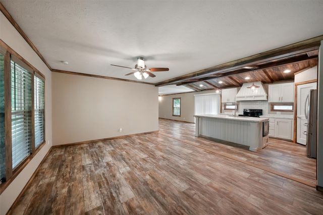 577 Winding River Road, Oakhurst, TX 77364