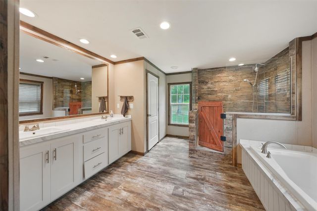 577 Winding River Road, Oakhurst, TX 77364