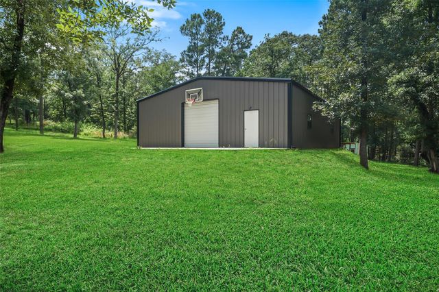 577 Winding River Road, Oakhurst, TX 77364
