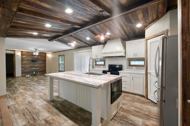 577 Winding River Road, Oakhurst, TX 77364