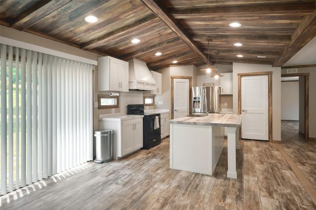 577 Winding River Road, Oakhurst, TX 77364