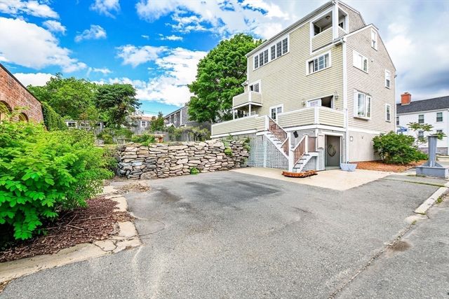 16 Middle St, Fairhaven, MA 02719