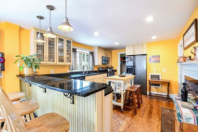 16 Middle St, Fairhaven, MA 02719