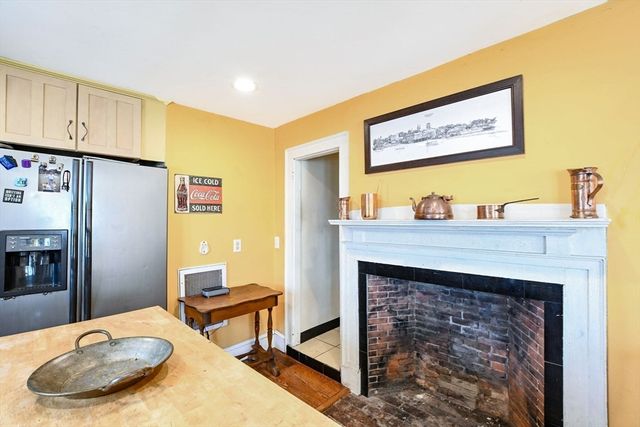 16 Middle St, Fairhaven, MA 02719