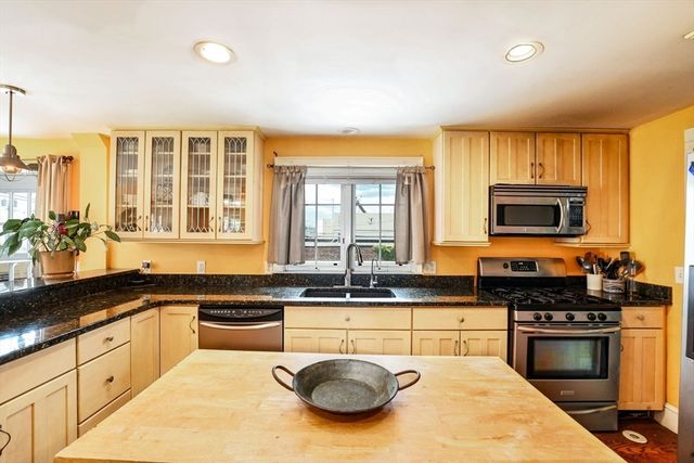 16 Middle St, Fairhaven, MA 02719