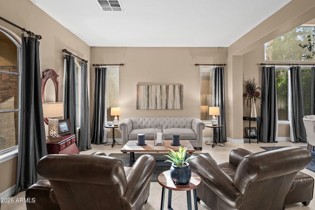 Image 11 of property listing at 1242 E CANARY Drive, Gilbert, AZ 85297