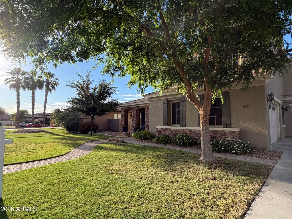 Image 2 of property listing at 1242 E CANARY Drive, Gilbert, AZ 85297