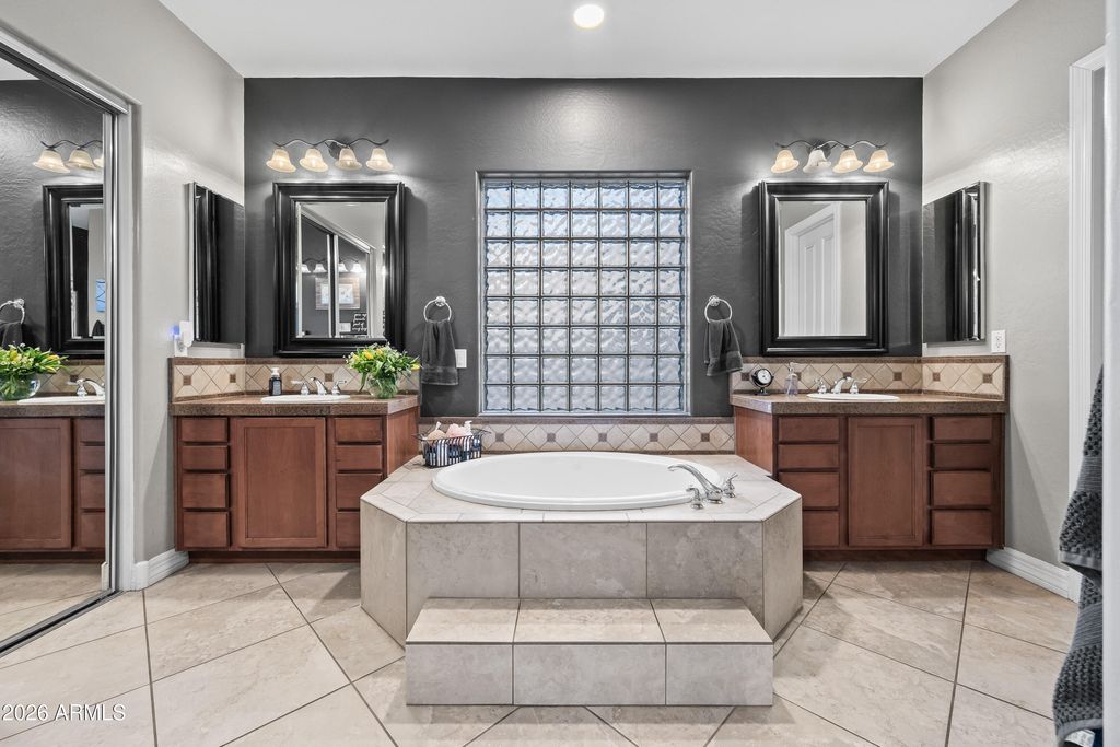 Image 30 of property listing at 1242 E CANARY Drive, Gilbert, AZ 85297