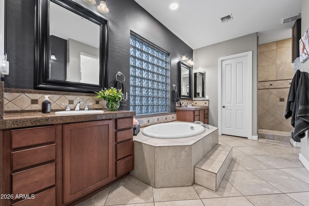 Image 31 of property listing at 1242 E CANARY Drive, Gilbert, AZ 85297