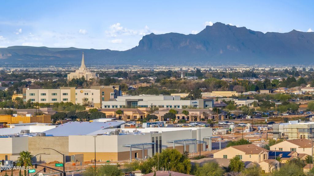 Image 5 of property listing at 1242 E CANARY Drive, Gilbert, AZ 85297