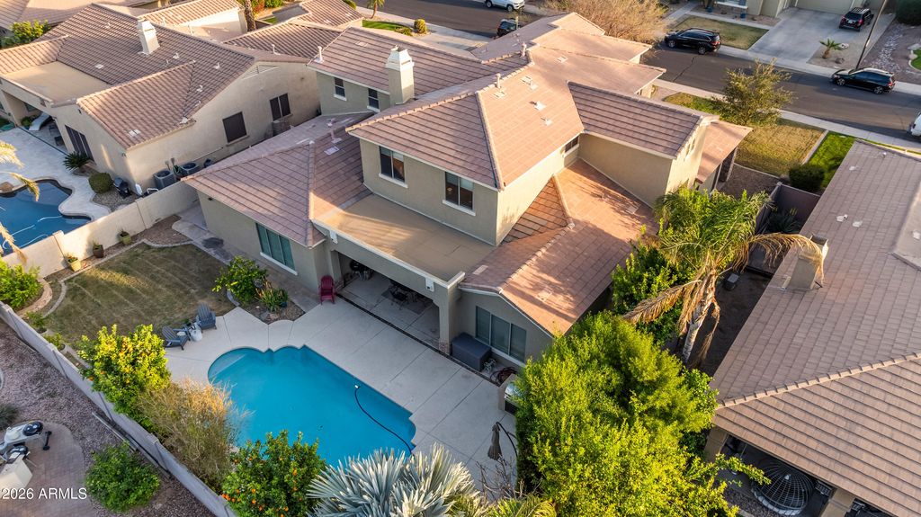 Image 7 of property listing at 1242 E CANARY Drive, Gilbert, AZ 85297