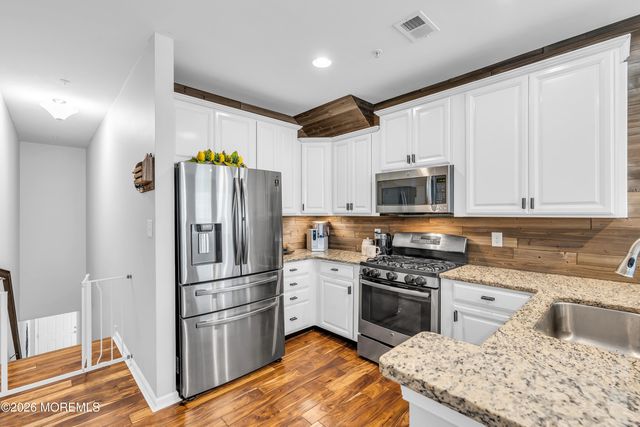 33 Jake Drive, Tinton Falls, NJ 07712