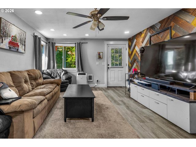 614 S 11TH St, St Helens, OR 97051