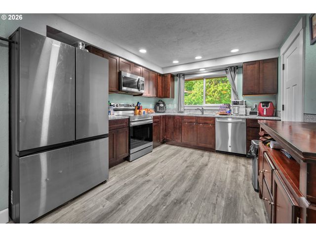 614 S 11TH St, St Helens, OR 97051