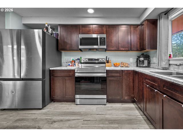 614 S 11TH St, St Helens, OR 97051