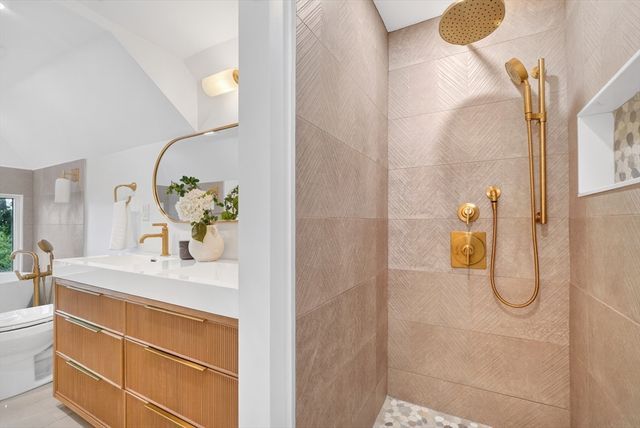 123-125 Mount Vernon Street 1, Newton, MA 02465