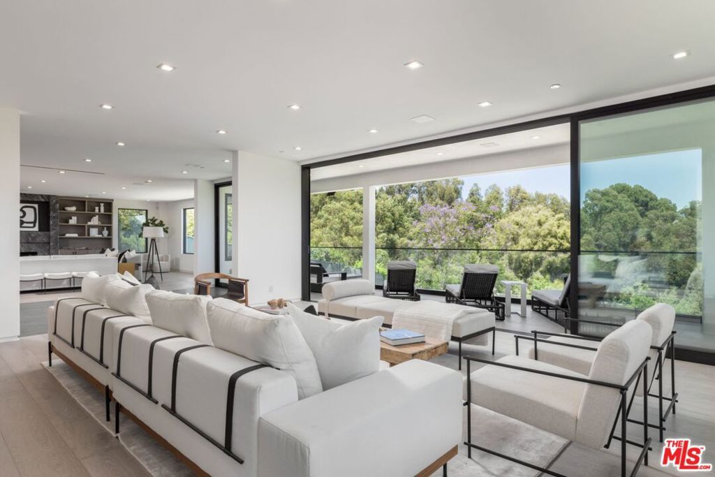 Image 11 of property listing at 499 Halvern Drive, Los Angeles, CA 90049