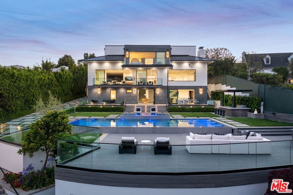 Image 12 of property listing at 499 Halvern Drive, Los Angeles, CA 90049
