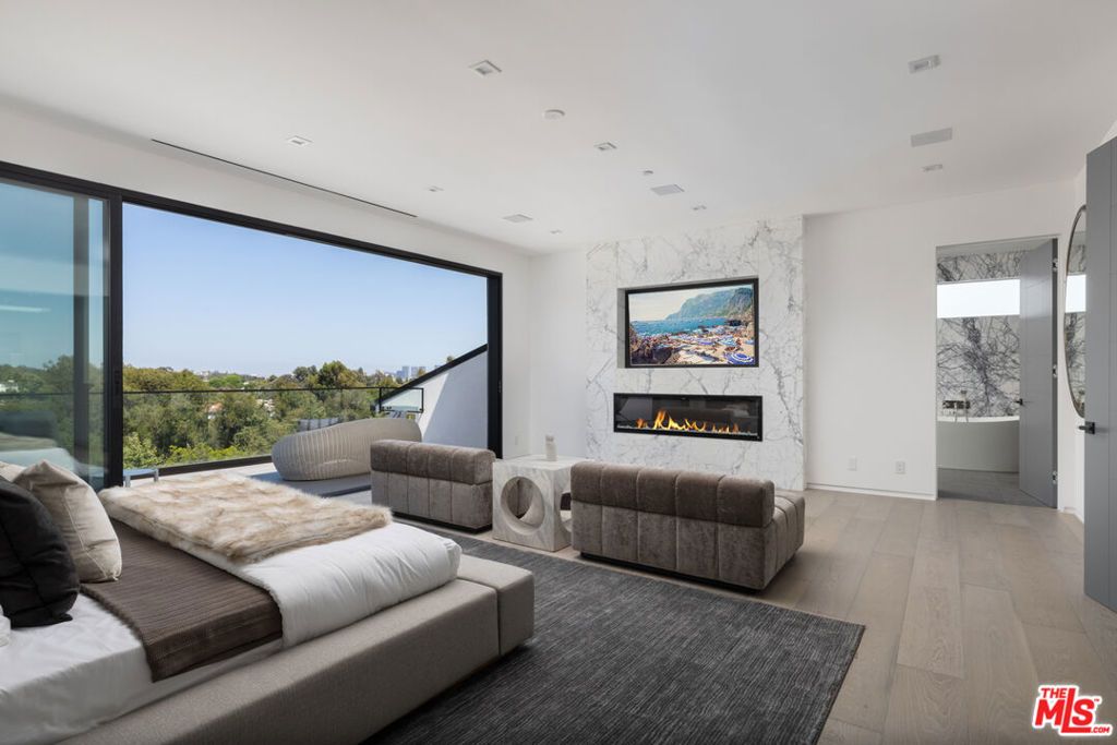 Image 13 of property listing at 499 Halvern Drive, Los Angeles, CA 90049