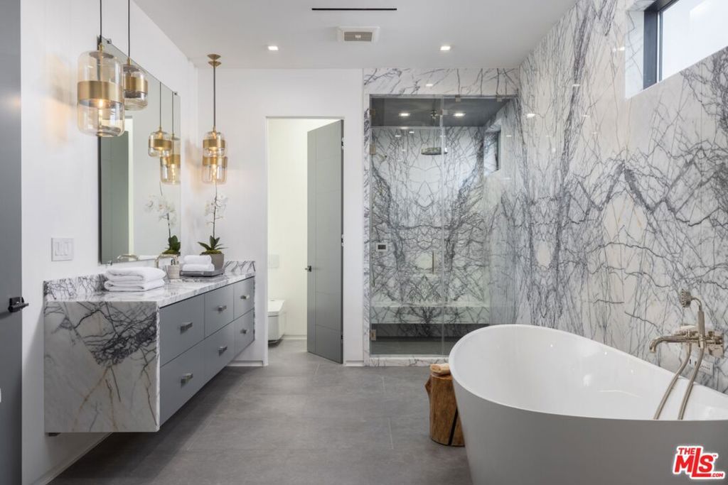 Image 15 of property listing at 499 Halvern Drive, Los Angeles, CA 90049