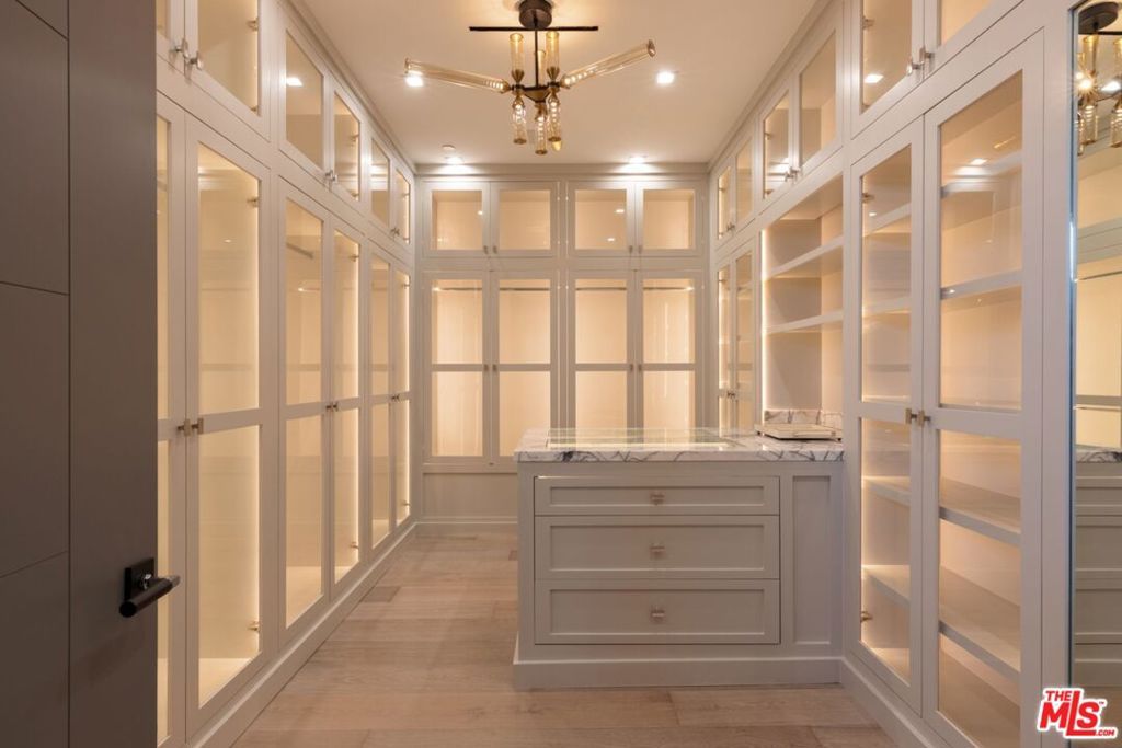 Image 16 of property listing at 499 Halvern Drive, Los Angeles, CA 90049