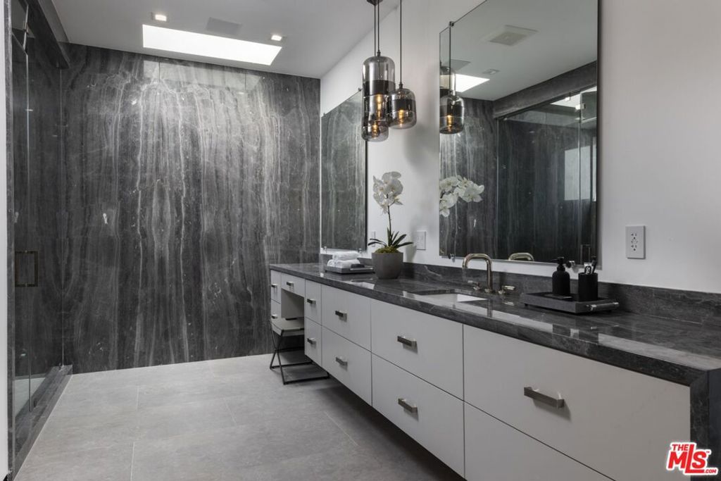Image 17 of property listing at 499 Halvern Drive, Los Angeles, CA 90049