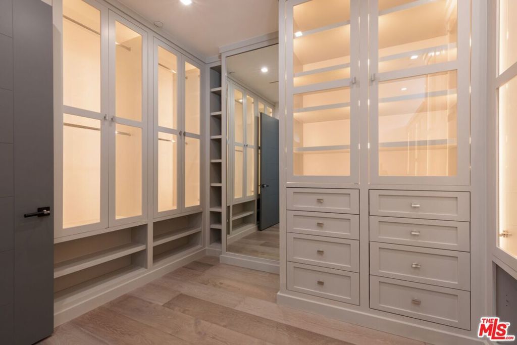 Image 18 of property listing at 499 Halvern Drive, Los Angeles, CA 90049