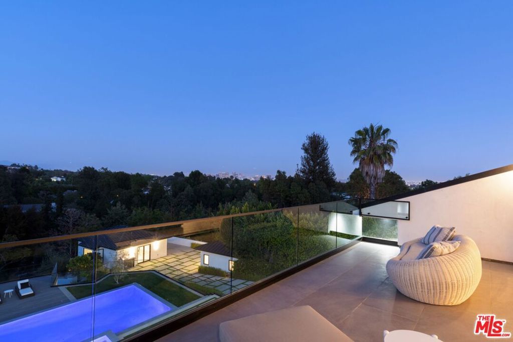 Image 19 of property listing at 499 Halvern Drive, Los Angeles, CA 90049