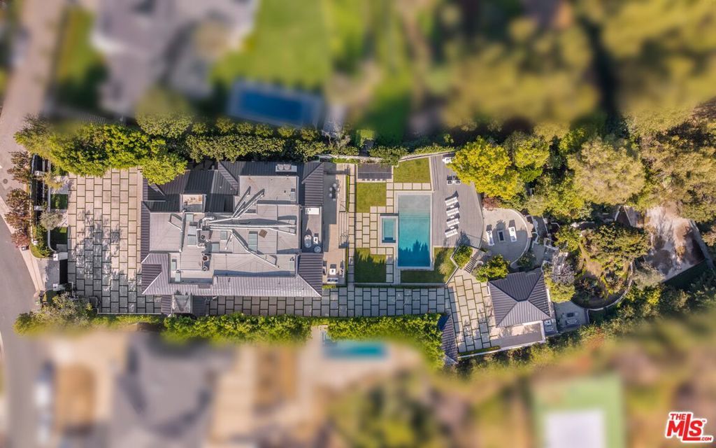 Image 2 of property listing at 499 Halvern Drive, Los Angeles, CA 90049