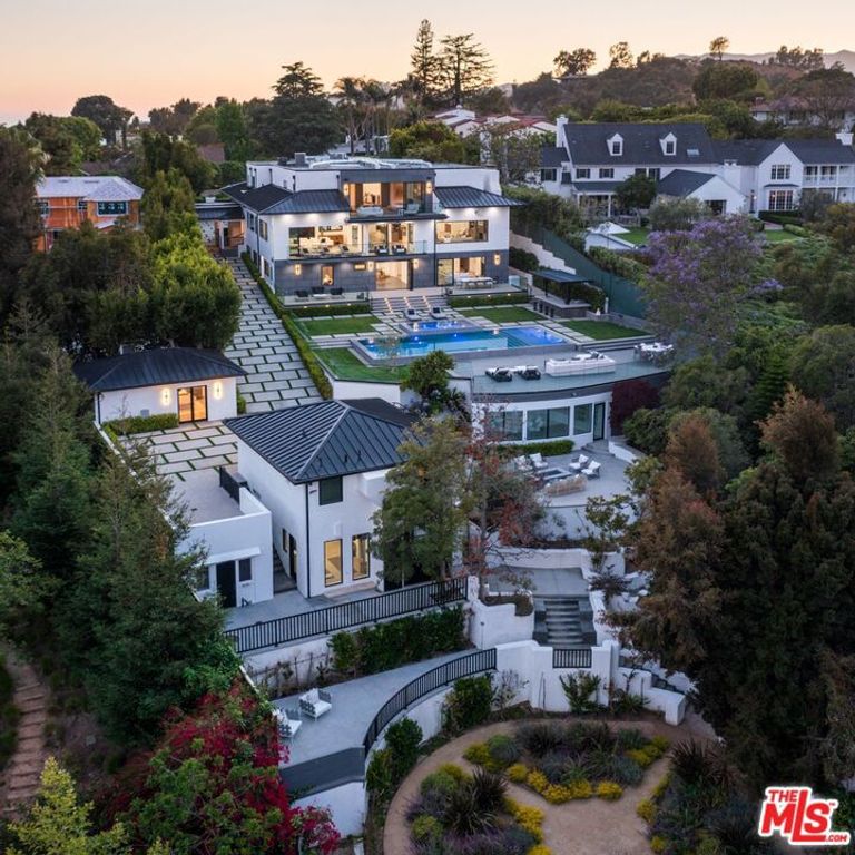 Image 20 of property listing at 499 Halvern Drive, Los Angeles, CA 90049