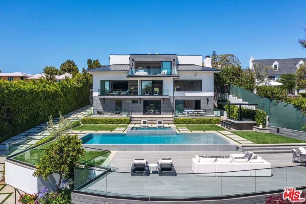 Image 21 of property listing at 499 Halvern Drive, Los Angeles, CA 90049