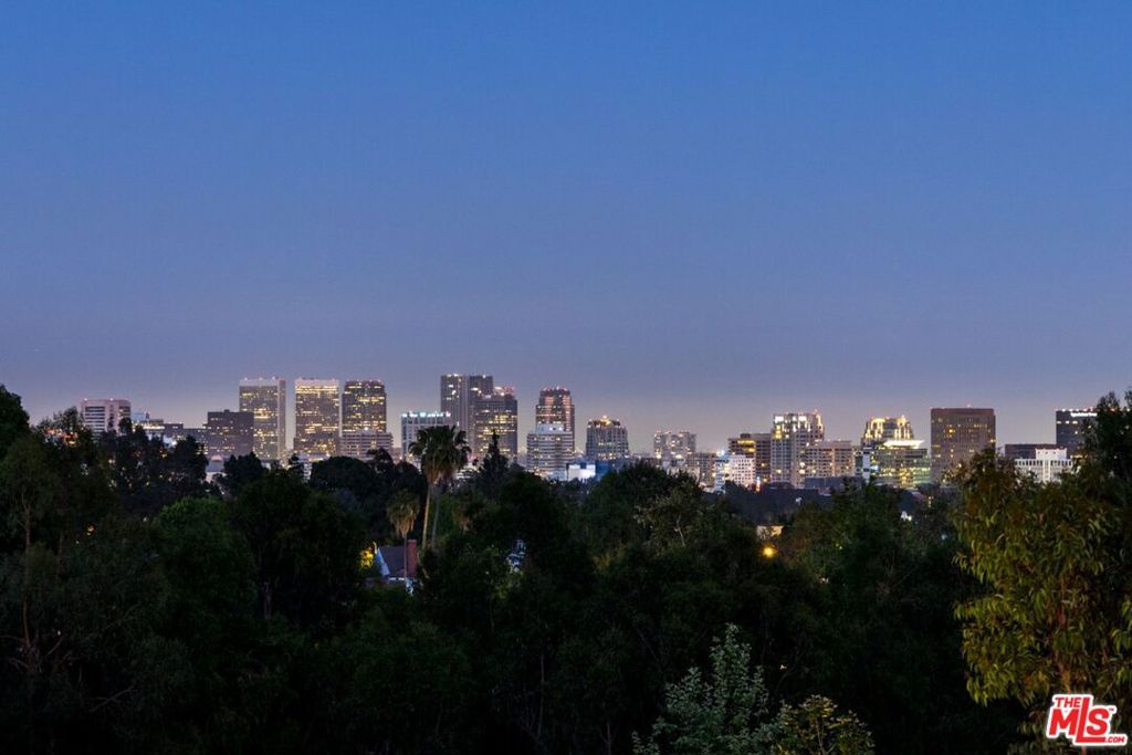 Image 22 of property listing at 499 Halvern Drive, Los Angeles, CA 90049