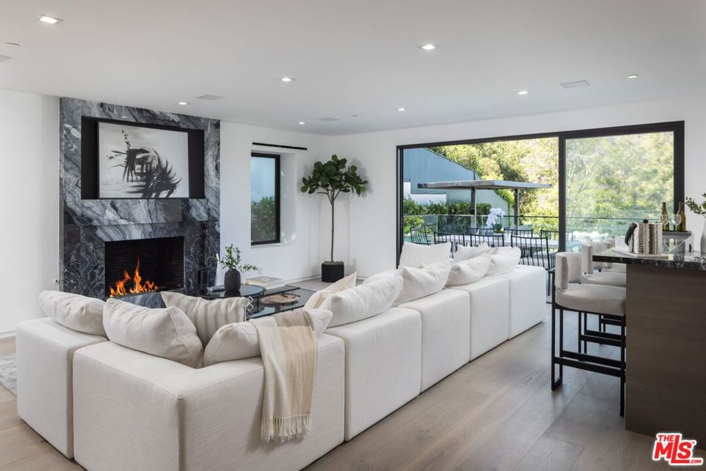 Image 24 of property listing at 499 Halvern Drive, Los Angeles, CA 90049