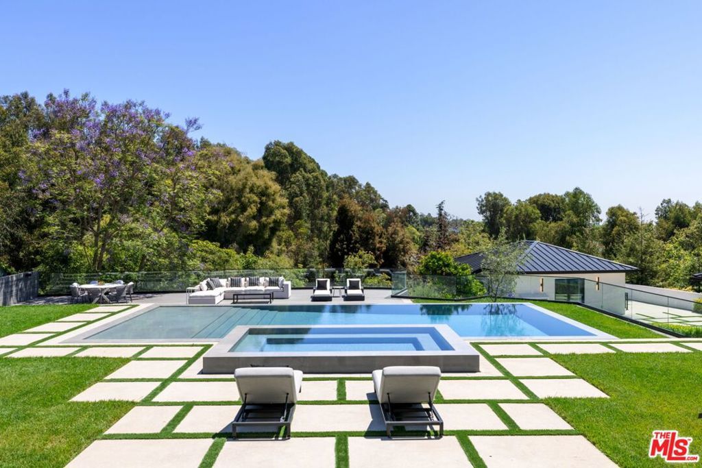 Image 26 of property listing at 499 Halvern Drive, Los Angeles, CA 90049