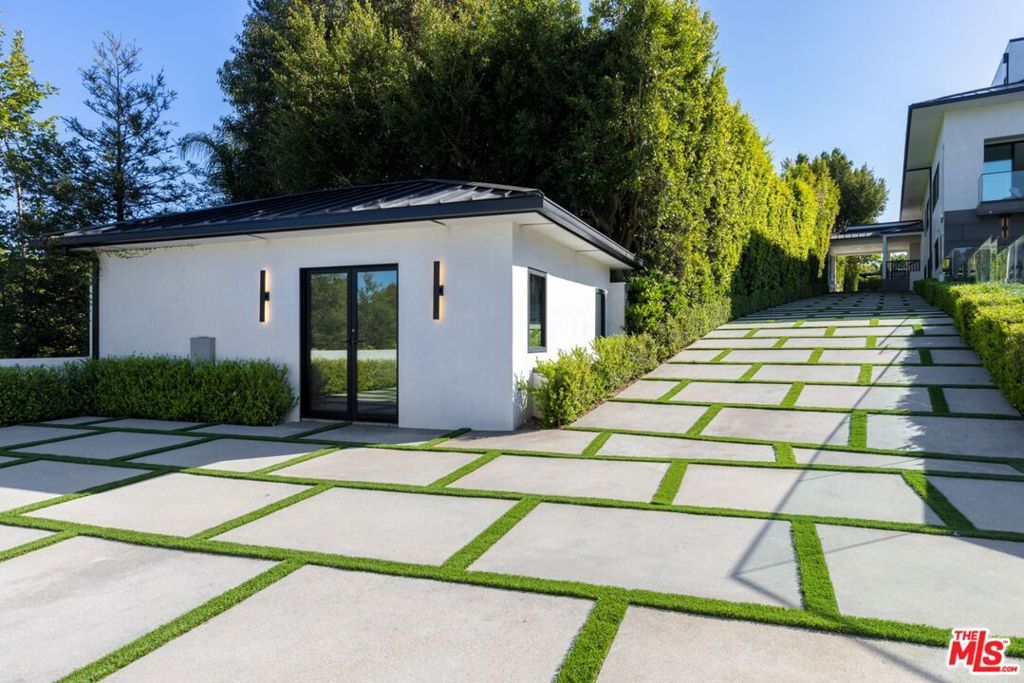 Image 27 of property listing at 499 Halvern Drive, Los Angeles, CA 90049