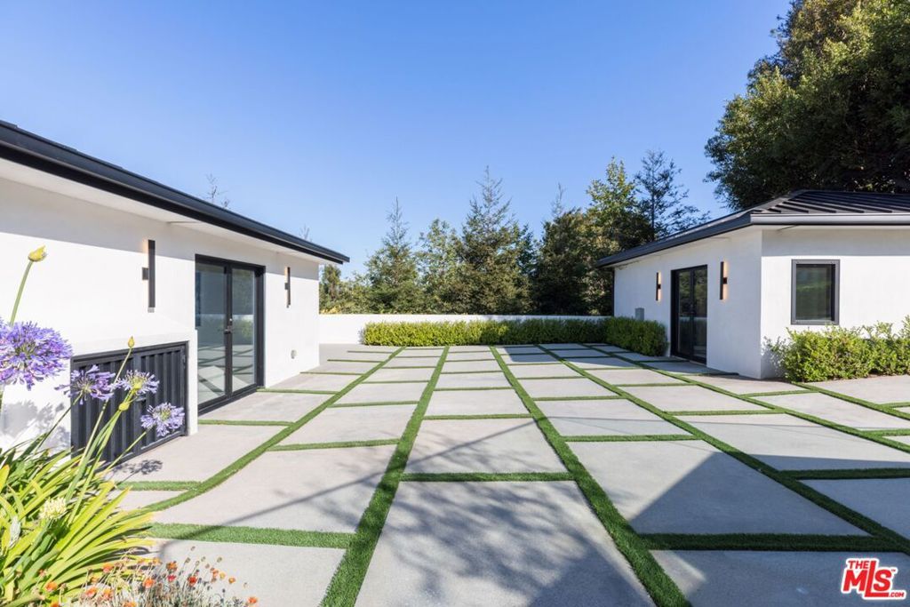 Image 28 of property listing at 499 Halvern Drive, Los Angeles, CA 90049