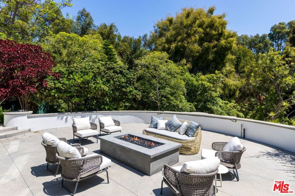 Image 30 of property listing at 499 Halvern Drive, Los Angeles, CA 90049
