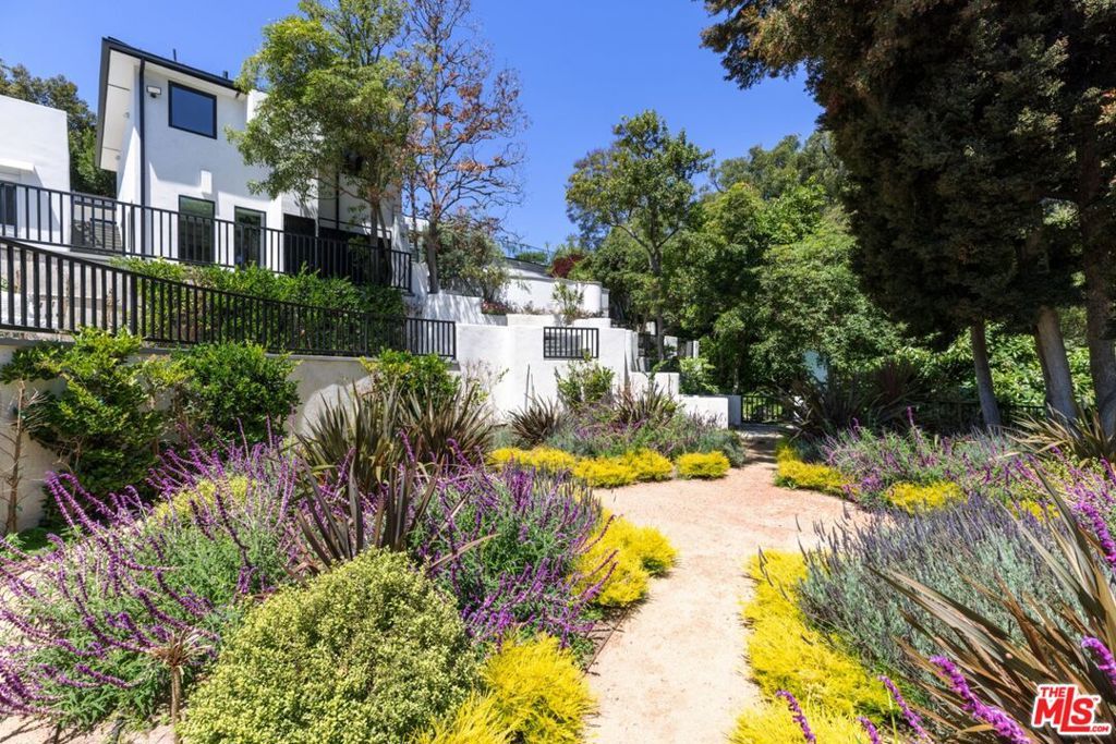 Image 31 of property listing at 499 Halvern Drive, Los Angeles, CA 90049