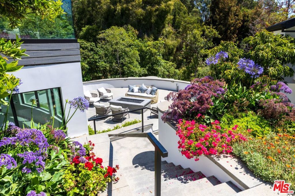 Image 32 of property listing at 499 Halvern Drive, Los Angeles, CA 90049