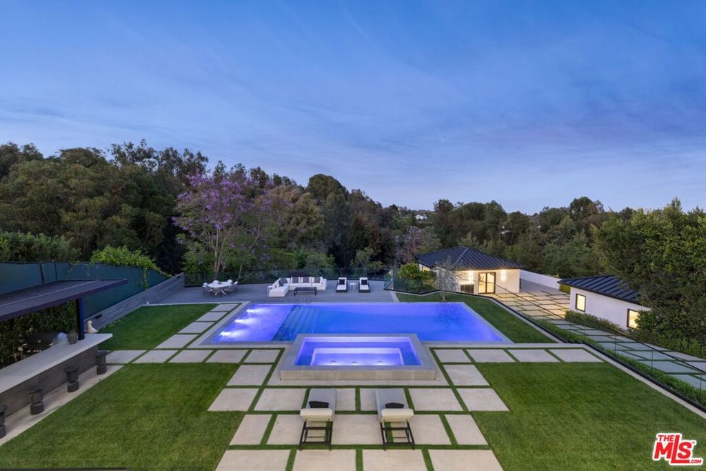 Image 33 of property listing at 499 Halvern Drive, Los Angeles, CA 90049